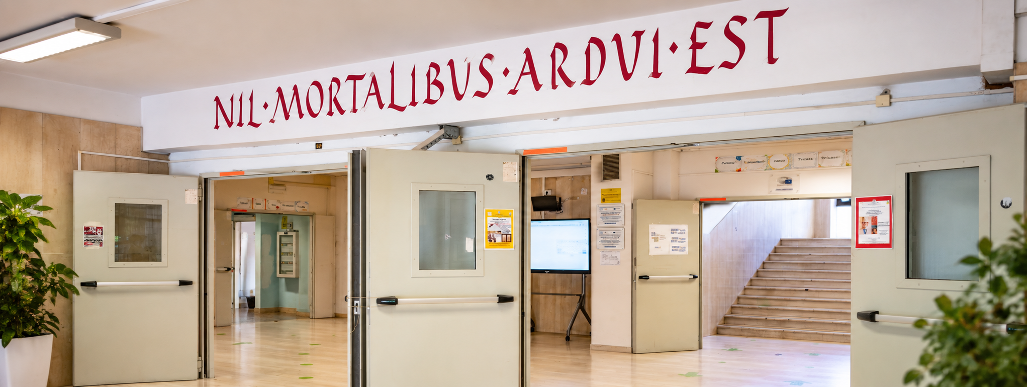 Androne della sede centrale del Liceo Orazio in via Alberto Savinio.